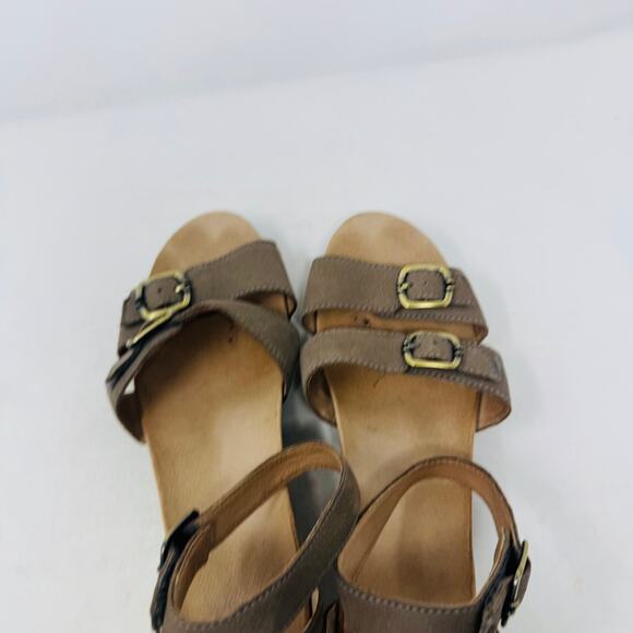 Dansko Taupe Leather Buckle Strap Wedge Sandals Size 39 Comfort Classic Basic - Picture 9 of 14